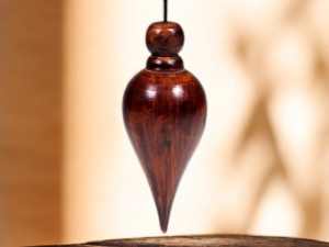 Pendule en Bois foncé en forme de goutte d'eau