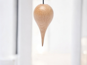 Pendule en bois clair en forme de goutte d'eau