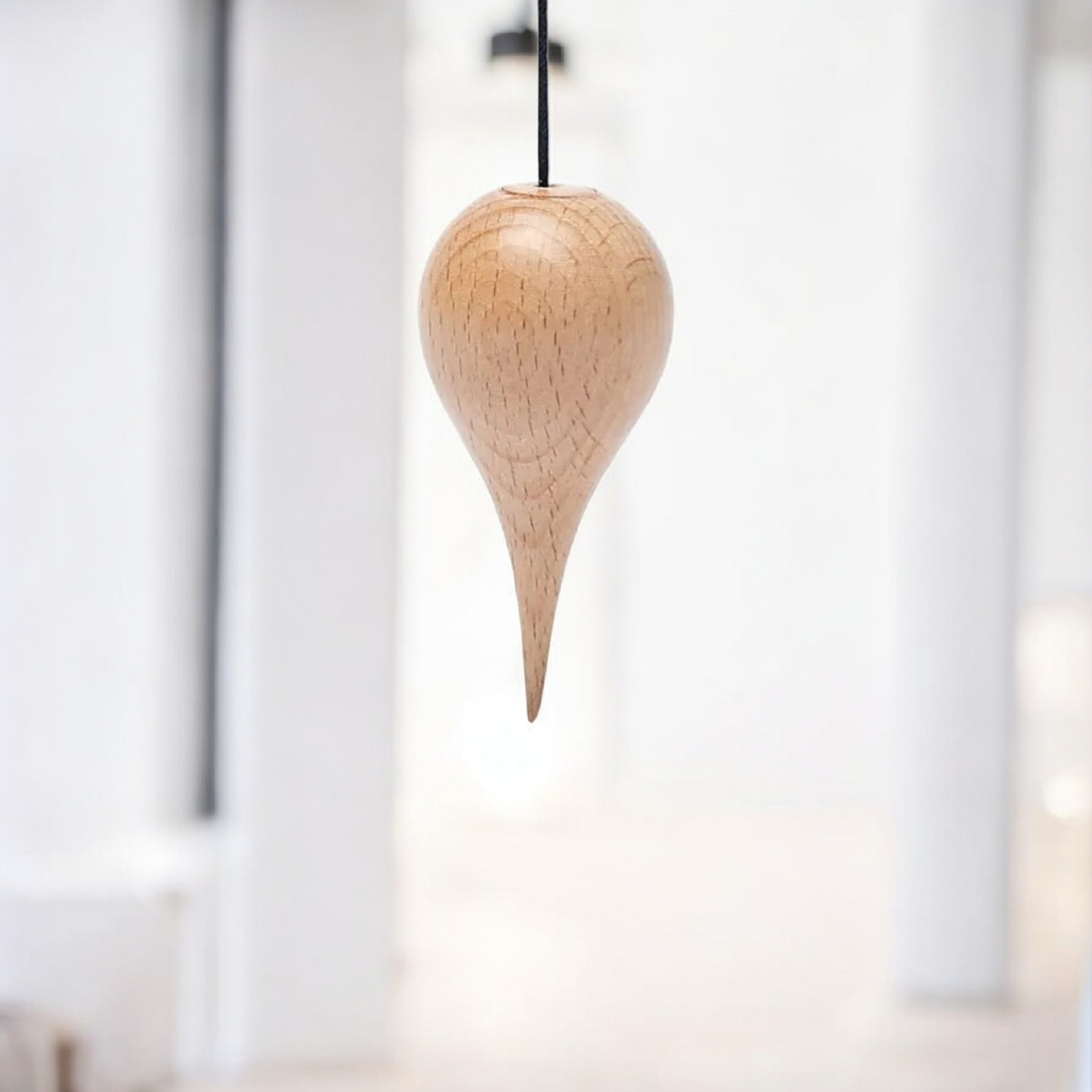 Pendule en bois clair en forme de goutte d'eau