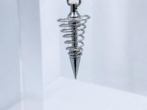 Pendule laiton chromé en forme de spirale