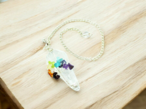 Pendule Sept Chakras Quartz de Roche