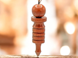 Pendule en bois foncé